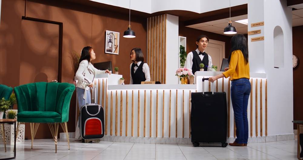 Jangan sampai liburanmu rusak gara-gara kesalahan kecil di hotel! Simak 7 hal yang wajib kamu hindari biar pengalaman menginap tetap nyaman dan bebas drama.