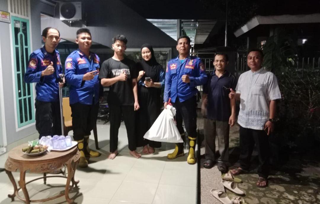 Bersembunyi Di Kandang Ayam, Damkar Tulang Bawang Evakuasi Ular Piton Sepanjang 3 Meter