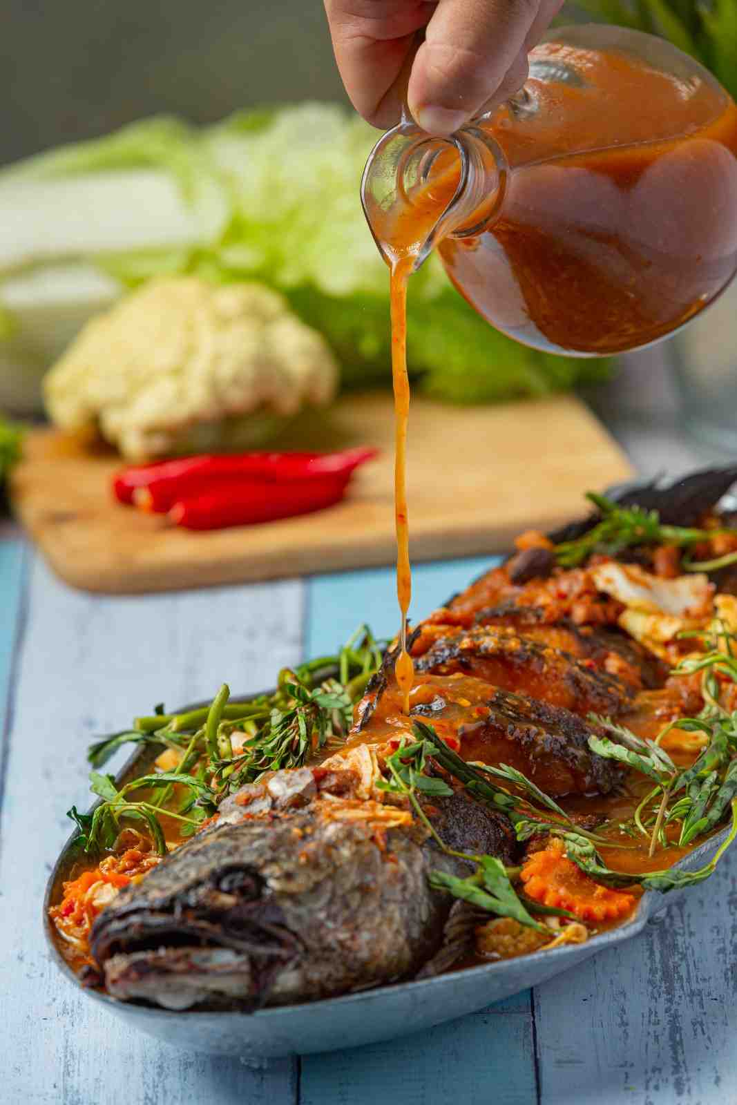 Resep Ikan Asap Bumbu Cabe dan Kemangi, Sensasi Pedas Smokey yang Bikin Nambah Terus