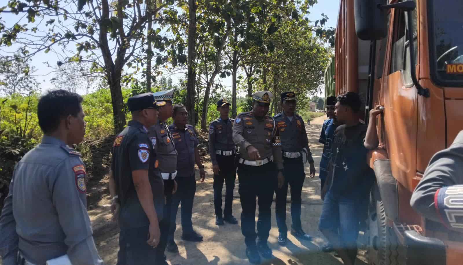 Polisi dan Dishub Lampung Utara Tertibkan Kendaraan Truk Perusak Jalan Raya