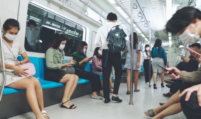 Anti Panik di Perjalanan! 8 Cara Cerdas Biar Aman Naik Transportasi Umum
