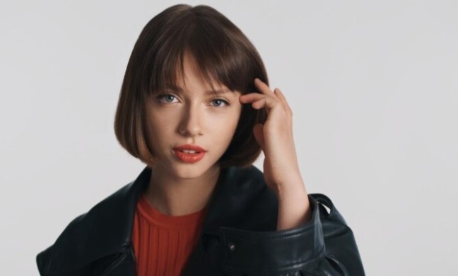 Wajah Oval Paling Fleksibel! Ini 9 Model Poni yang Bikin Penampilan Makin Stunning dan Anti Gagal