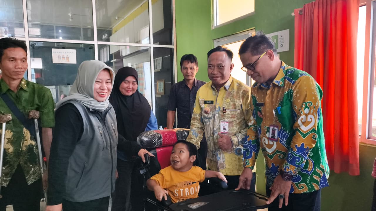 Pemkab Way Kanan Salurkan Bantuan untuk Penyandang Disabilitas