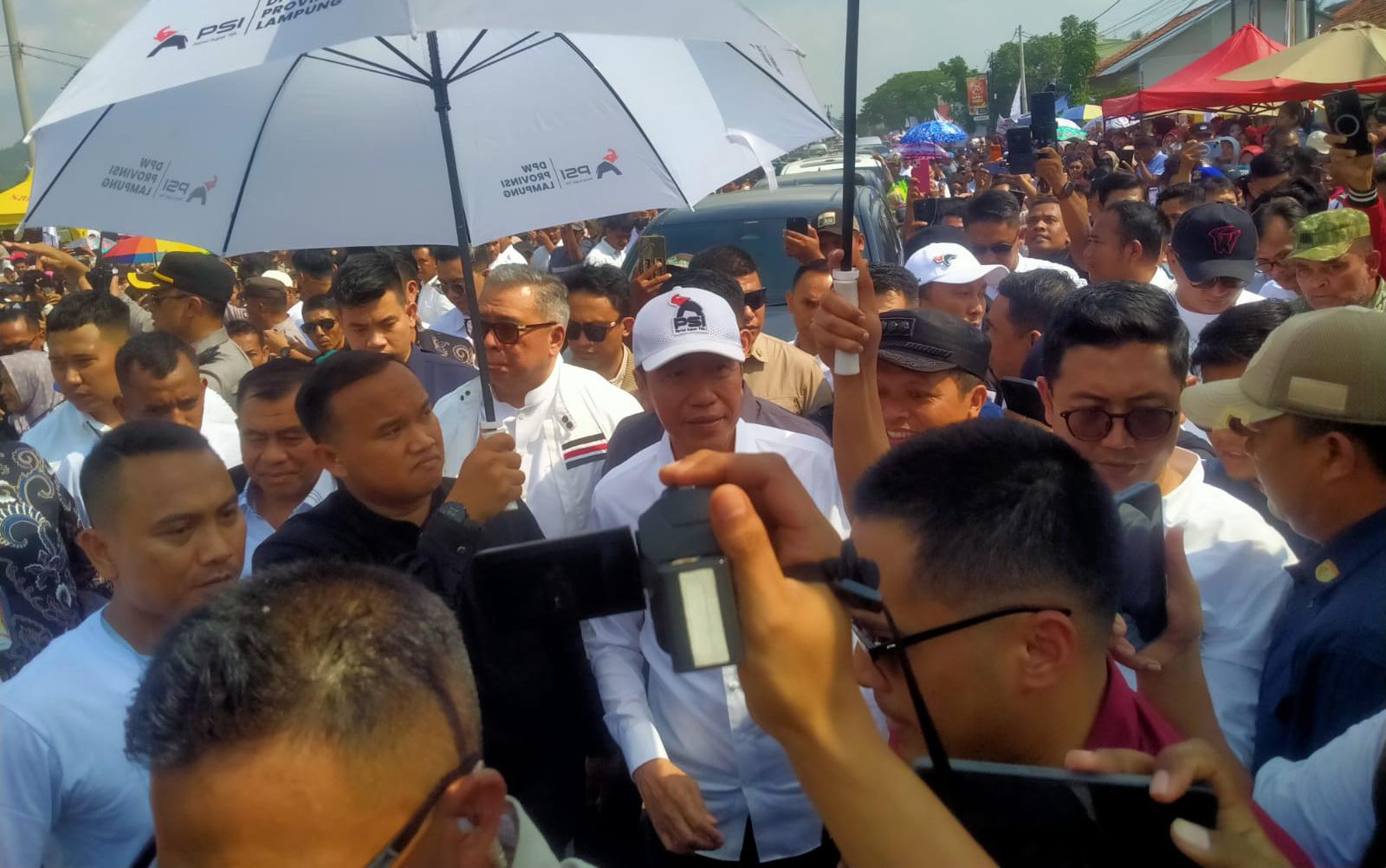 Kedatangan Jokowi Ke Pringsewu Disambut Antusias Tinggi, Warga Rela Berdesakan Demi Abadikan Foto