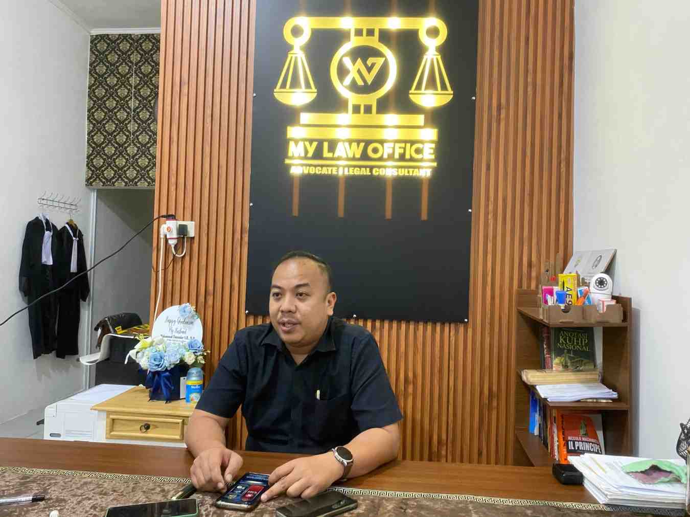 Penasehat hukum terdakwa Budi Kurniawan dalam kasus korupsi PT LEB, Muhammad Yunandar, saat diwawancari di kantornya, Rabu (15/4/2026)