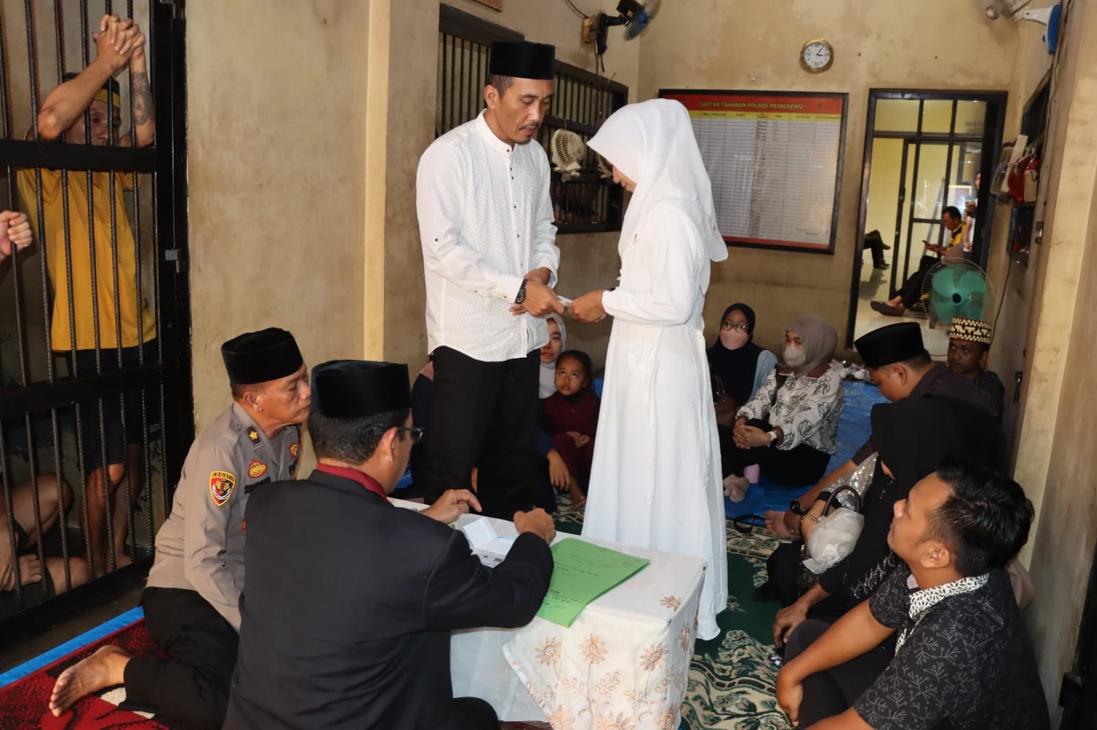 Tetap Menikah di Tengah Ujian, Aris Oktama dan Siti Alia Resmi Bersanding di Rutan Polres Pringsewu