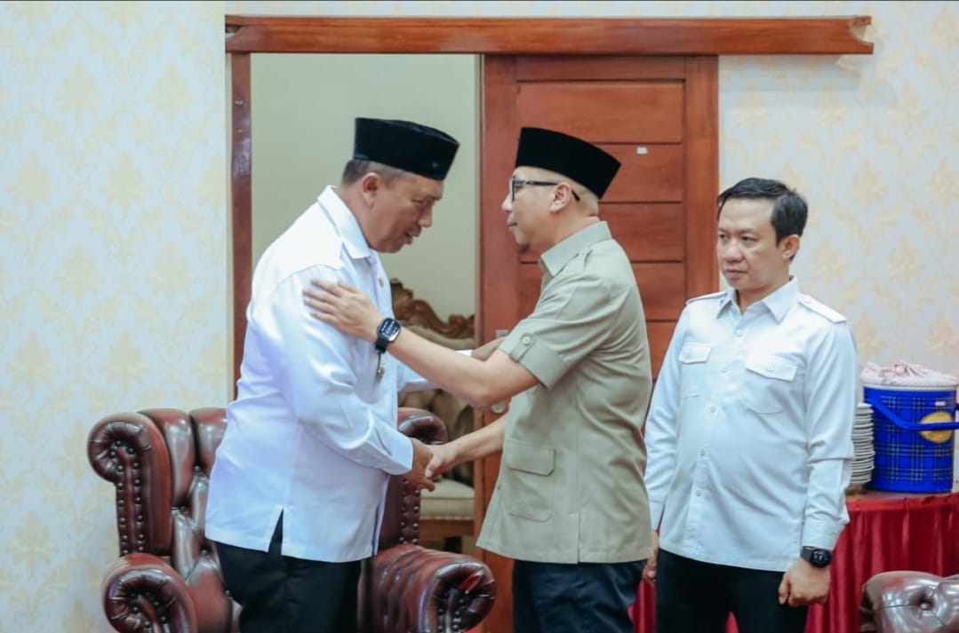 Gubernur Mirza Serahkan Surat Tugas Plt Bupati Lampung Tengah kepada I Komang Koheri