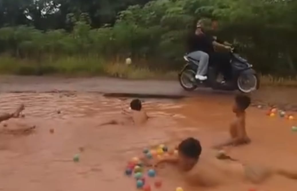 Viral! Jalan Rusak di Lampung Timur Disulap Jadi Wahana ‘Telaga Sewu’, Bupati Ela Langsung Bereaksi