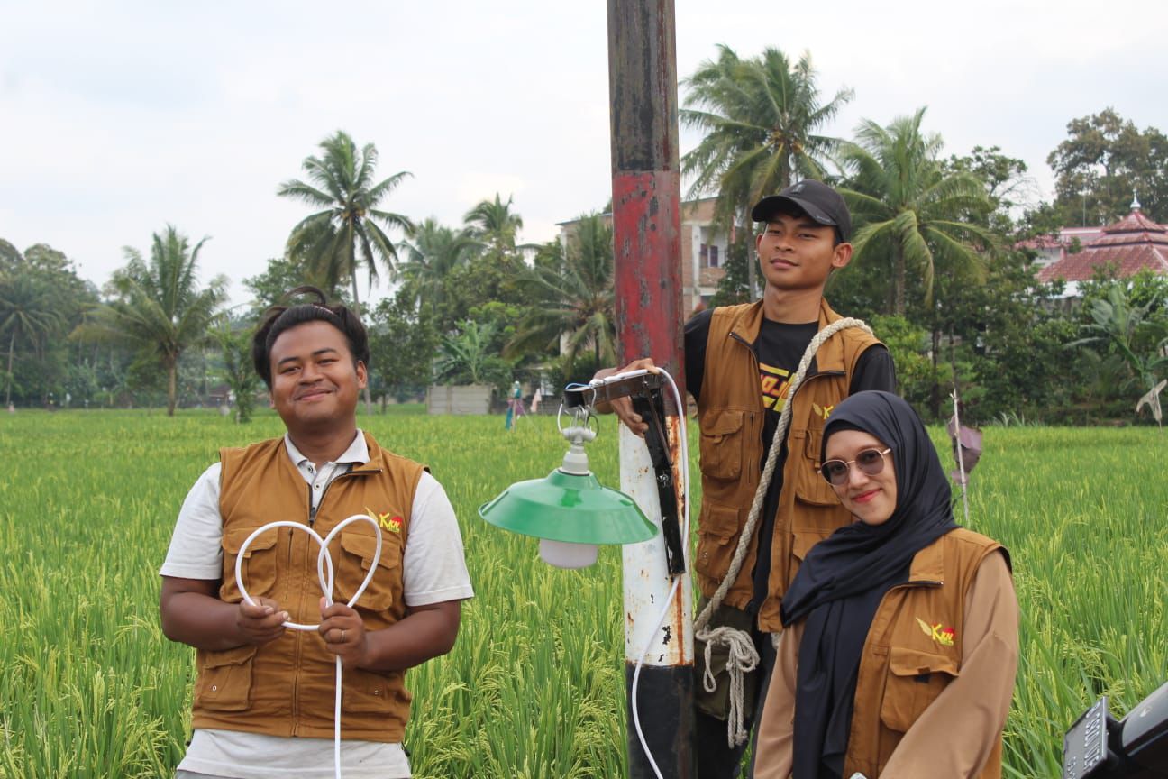 Mahasiswa KKN ITERA Hadirkan Inovasi 'Viona' Lampu Otomatis di Desa Negeri Sakti