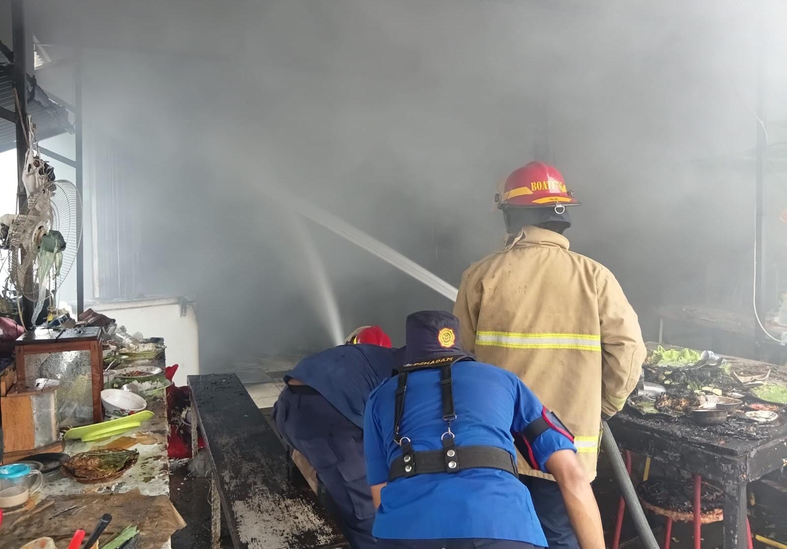 Selang gas meletup, warung pindang pegagan di bawah flyover MBK Bandar Lampung hangus terbakar.