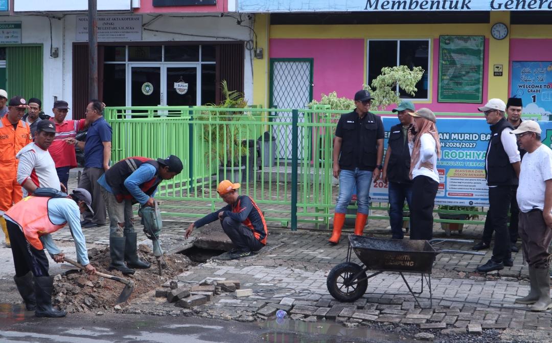 Normalisasi Drainase Jadi Prioritas, Pemkot Bandar Lampung Sasar Sedimen di Jalan Pulau Singkep