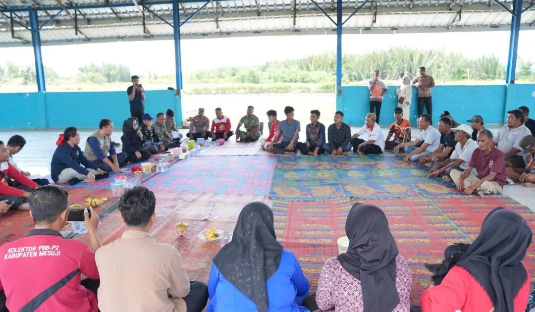 Bupati Mesuji Elfianah Tinjau Calon Lokasi Kampung Nelayan Merah Putih di Sidang Muara Jaya