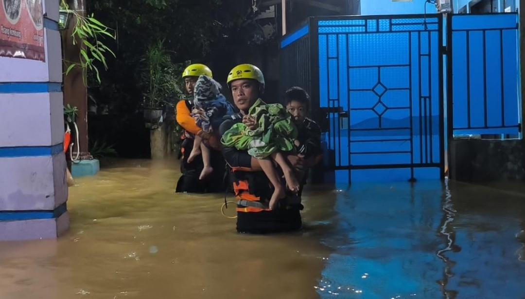 Hujan Deras Kepung Bandar Lampung, Basarnas Evakuasi 109 Warga yang Terjebak Banjir