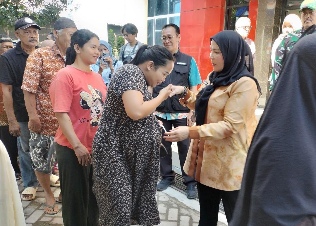 Pasca Banjir, Wali Kota Bandar Lampung Eva Dwiana Salurkan Bantuan Tunai dan Beras 10 Kg Kepada 5.824 KK Yang Terdampak.