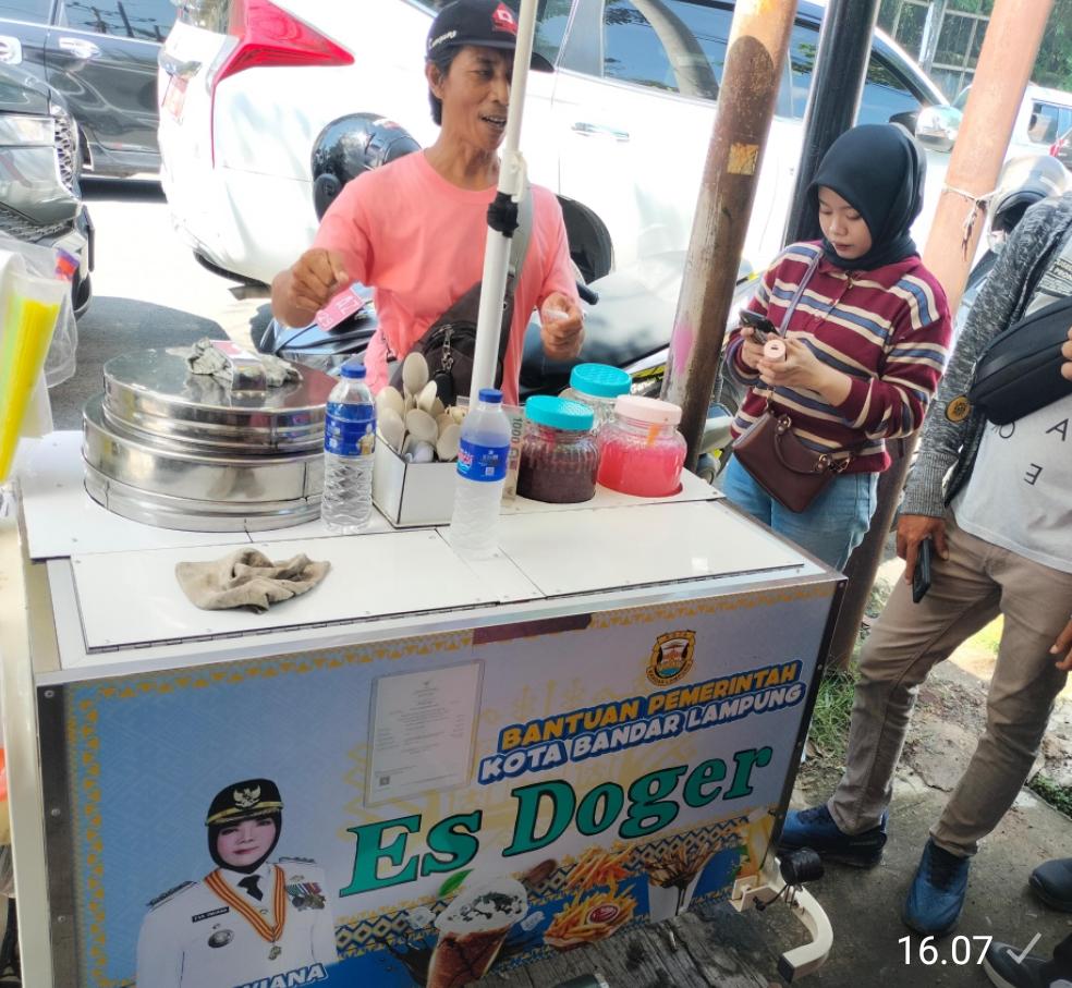 Kisah Yunus, Pedagang Es Doger di Bandar Lampung Dapat Bantuan UMKM Berupa Gerobak Motor Listrik