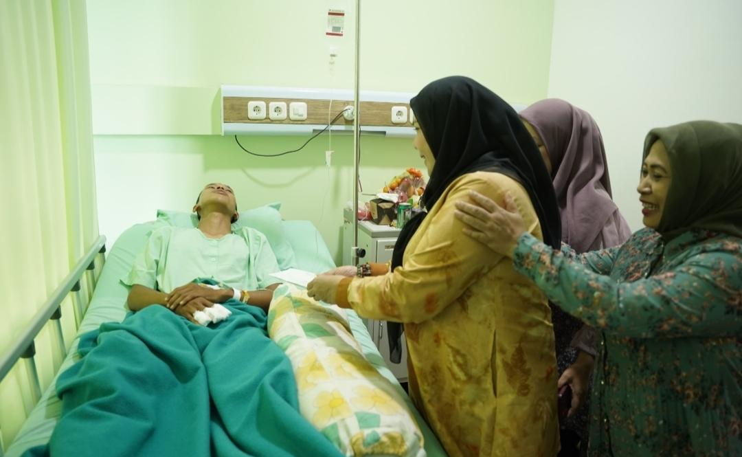 Petugas BPBD Alami Kecelakaan Kerja, Bunda Eva Beri Bantuan Rp 15 Juta dan Hadiah Umroh