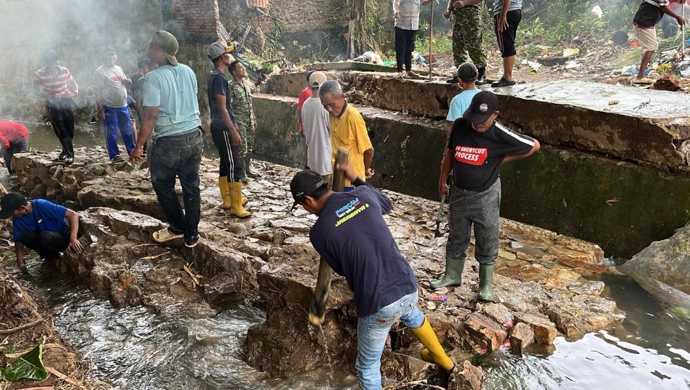 Respons Peringatan BMKG, Bunda Eva Instruksikan 'Jumat Bersih' Massal di 126 Kelurahan.