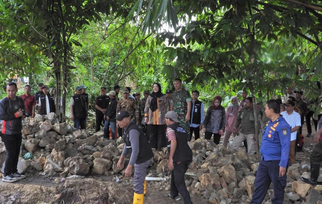 Cegah Banjir Terulang, Bunda Eva dan TNI Turun Gunung Normalisasi Sungai Jagabaya I