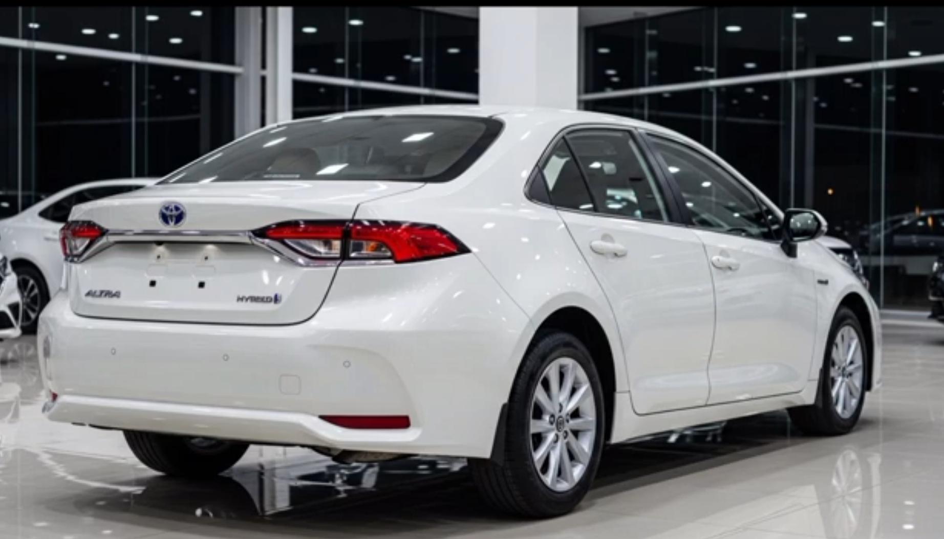 Sedan Mewah Irit BBM,  Cek Harga dan Spesifikasi Toyota Corolla Altis Hybrid April 2026
