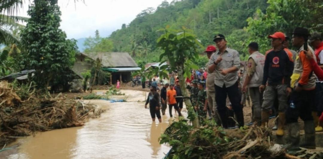 Waspada, Lampung Barat Diprediksi Hujan Lebat Disertai Petir Hingga Malam Hari
