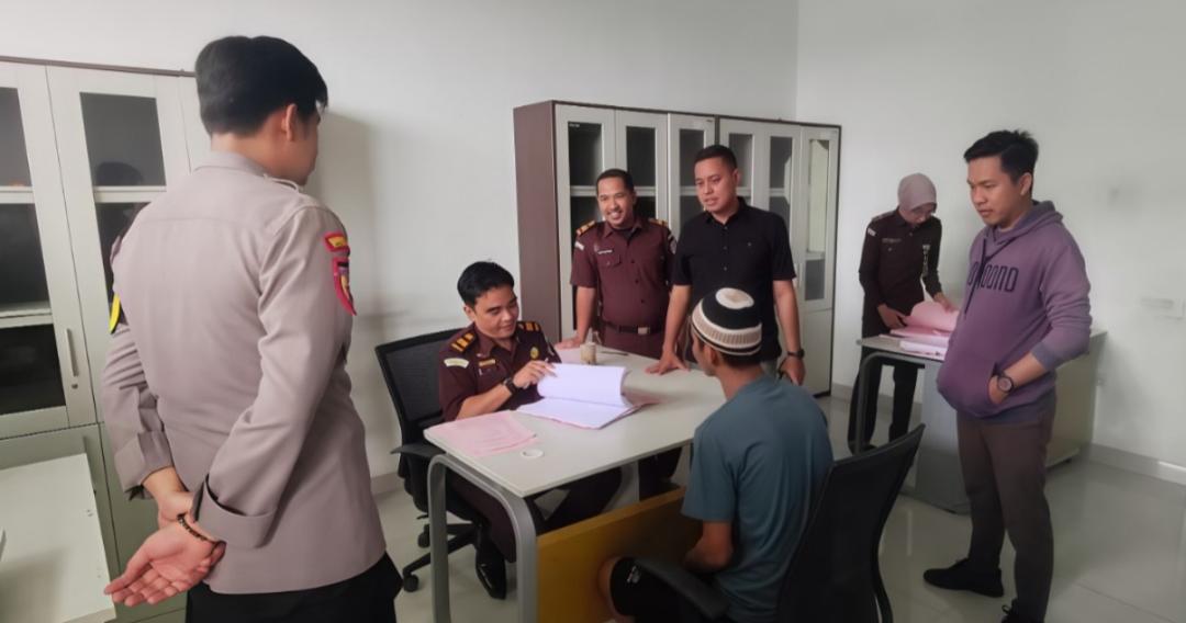 Berkas Lengkap, Residivis Pencuri Mobil Resmi Dilimpahkan ke Kejaksaan Negeri Pringsewu