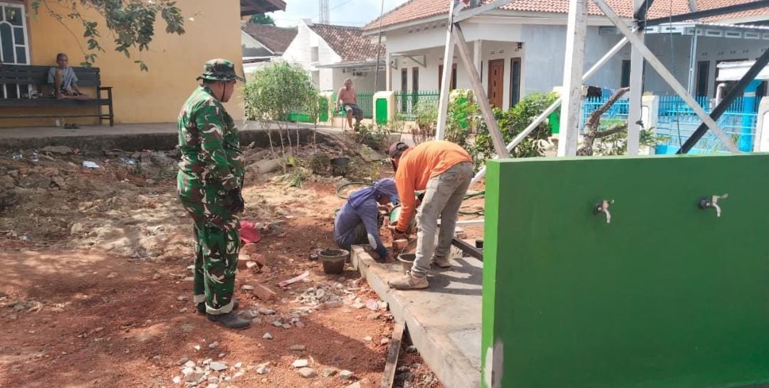 Pengabdian Babinsa Peltu Satya R Anggara : Dari Kedalaman 54 Meter, Air Jernih Mengalir untuk Warga
