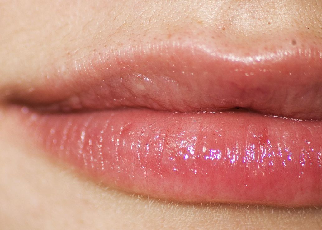 Tren Pool Lips Meledak di Media Sosial, Rahasia Bibir Glossy yang Fresh dan Natural