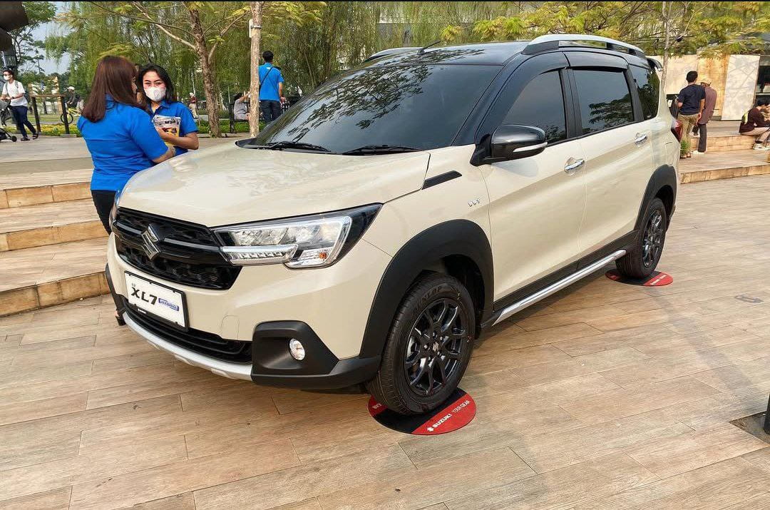 Salah satu mobil listrik-hybrid di Indonesia, Suzuki XL7 Hybrid.