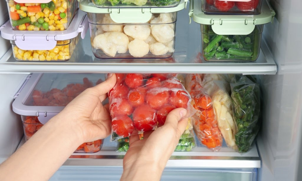 Jangan Asal Simpan, 5 Makanan Ini Cepat Busuk di Wadah Plastik