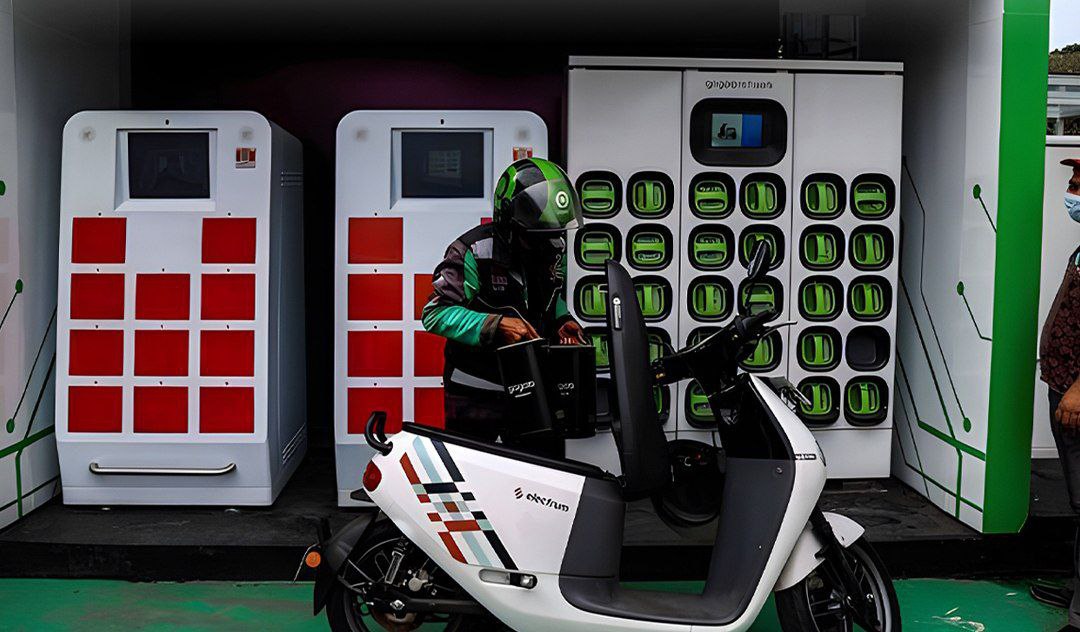Battery swap memungkinkan pengendara menukar baterai penuh di stasiun penukaran tanpa menunggu proses pengisian lama