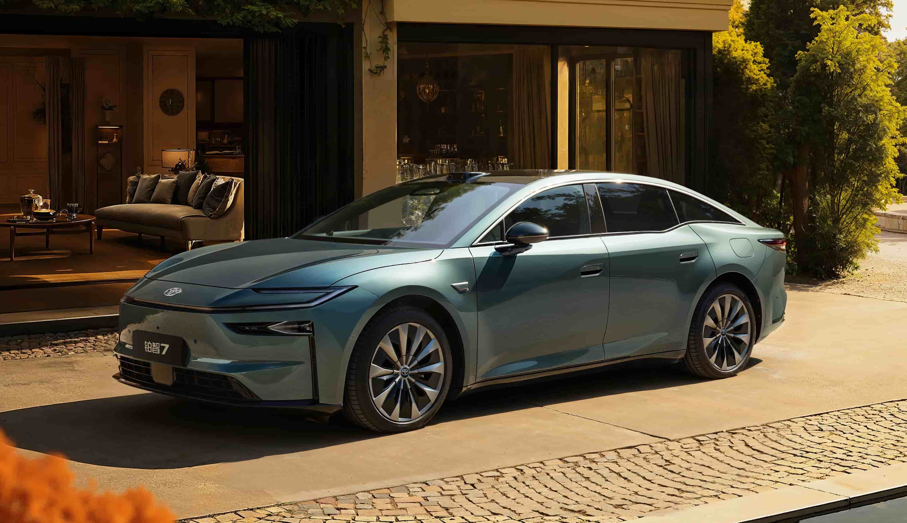 Toyota bZ7 hadir di Guangzhou, menyoroti desain fastback modern serta penggunaan motor listrik Huawei DriveONE dan baterai berkapasitas besar.