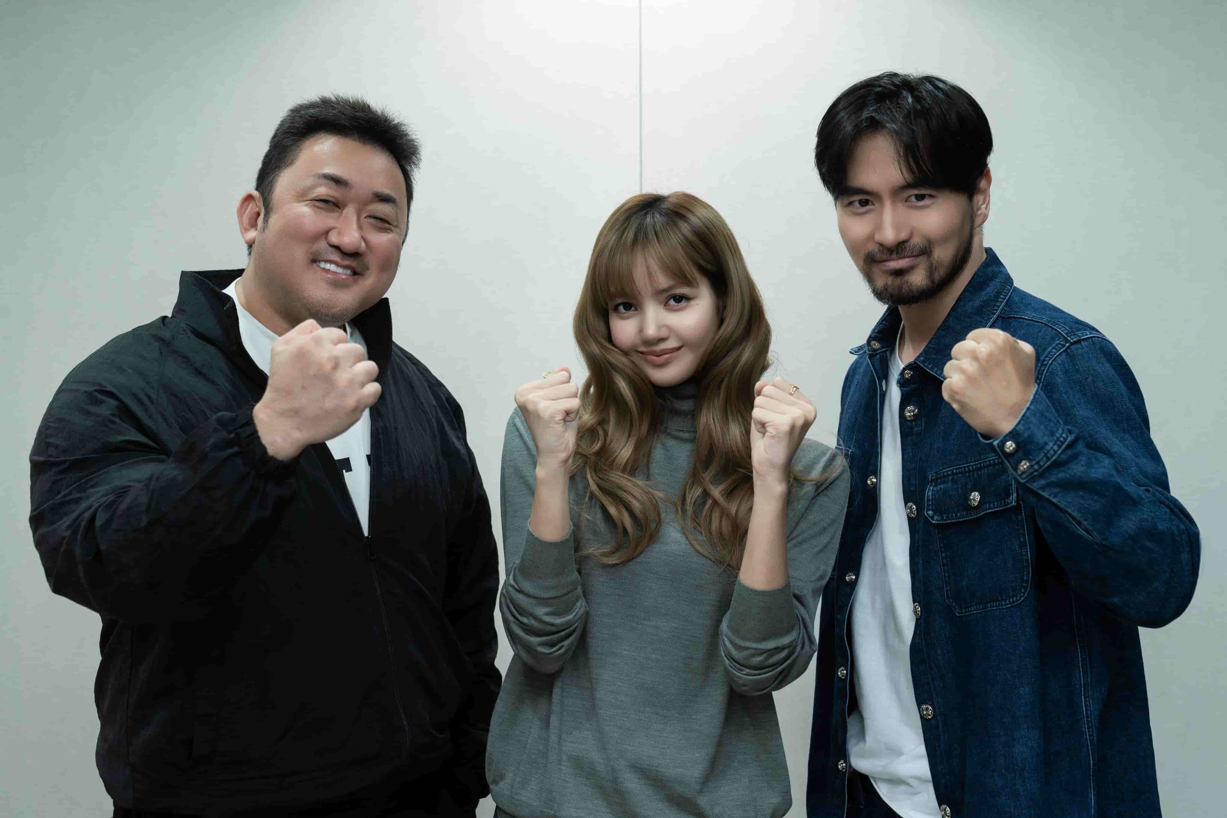 Para pemeran utama TYGO, Ma Dong-seok, Lisa BLACKPINK, dan Lee Jin-wook berpose saat memulai produksi film laga terbaru garapan Lee Sang-yong.