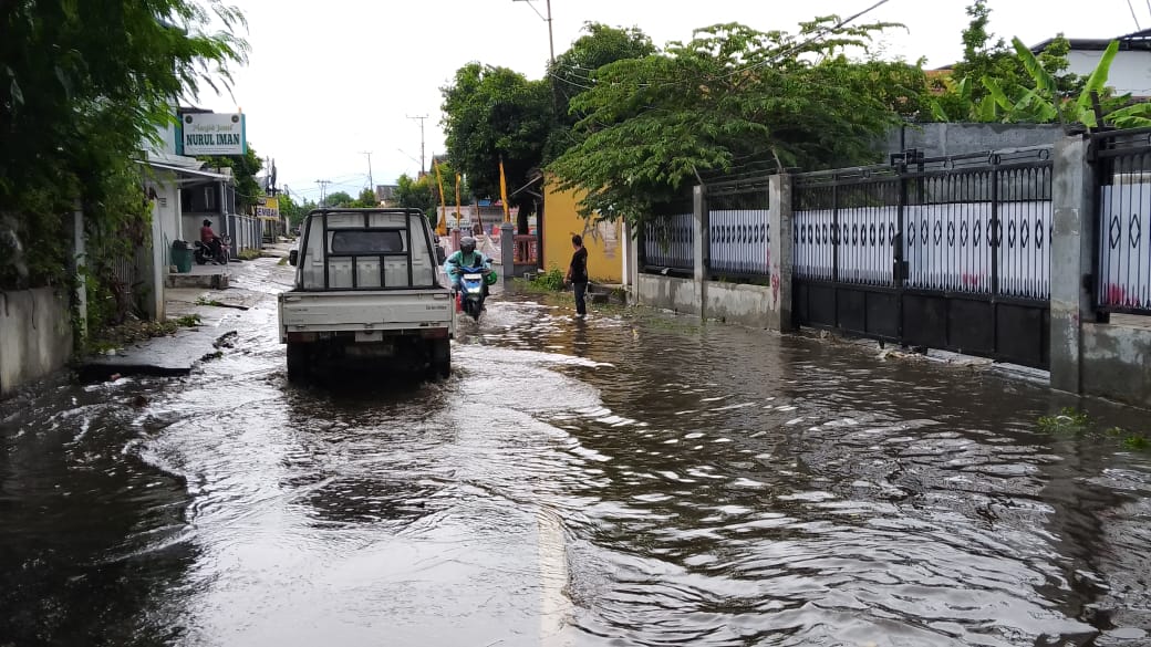 Hujan Lebat Buat Gang PU Tergenang, Warga Sebut Drainase Tersumbat