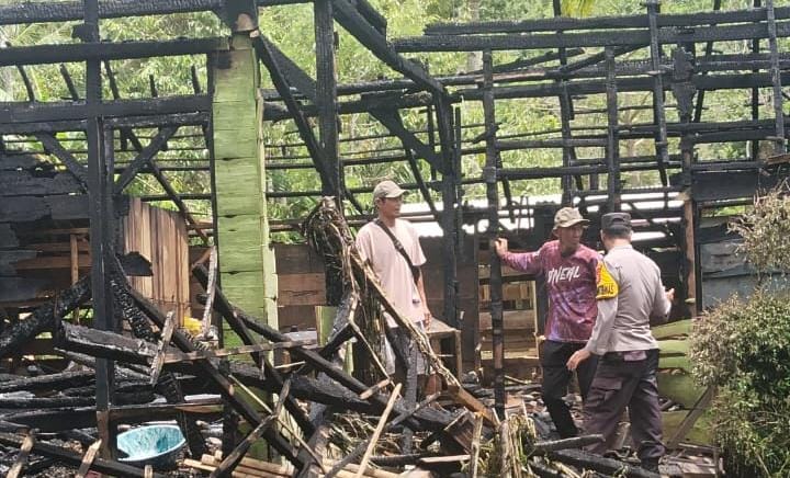 Korsleting Listrik Satu Rumah Warga Ulubelu Terbakar, Polsek Pulau Panggung Lakukan Identifikasi