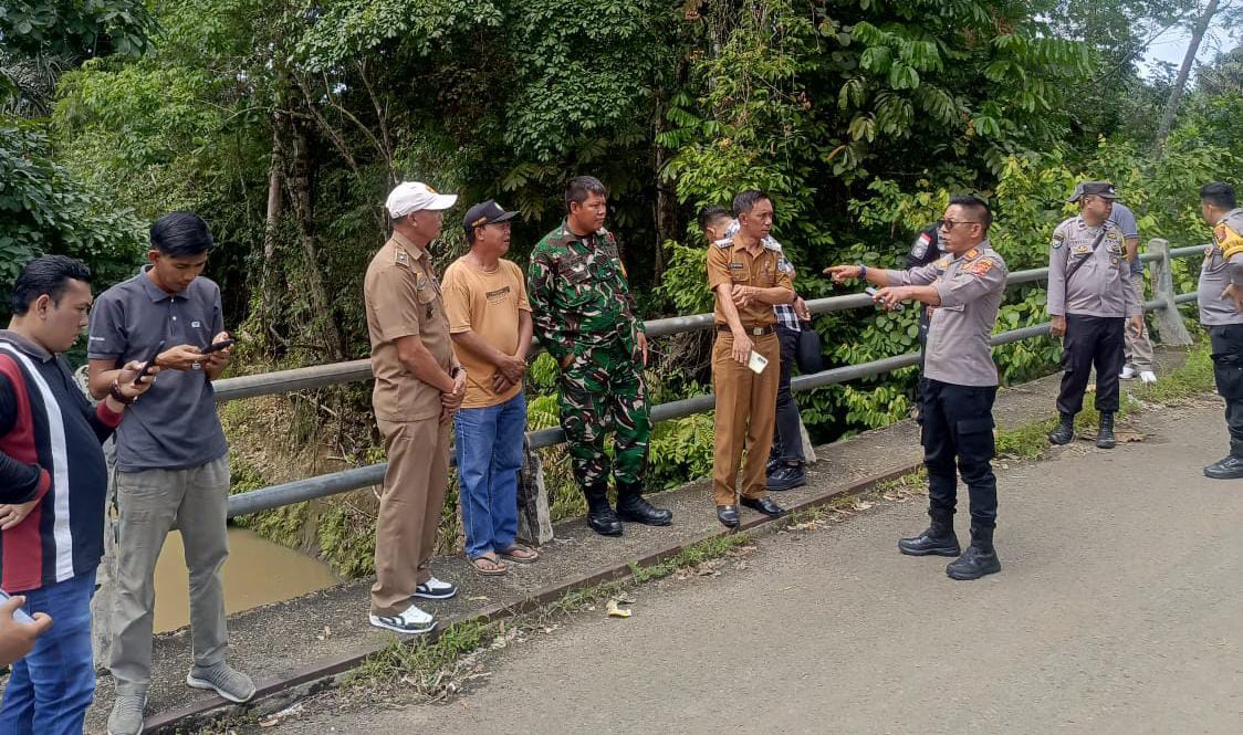 Antisipasi Banjir, Polsek Blambangan Umpu Bersama Forkopimcam Lakukan Pengecekan Debit Air Sungai
