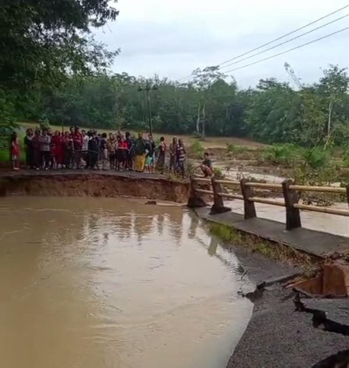 Hujan Deras Putuskan Jembatan Penghubung Tiyuh di Tuba Udik