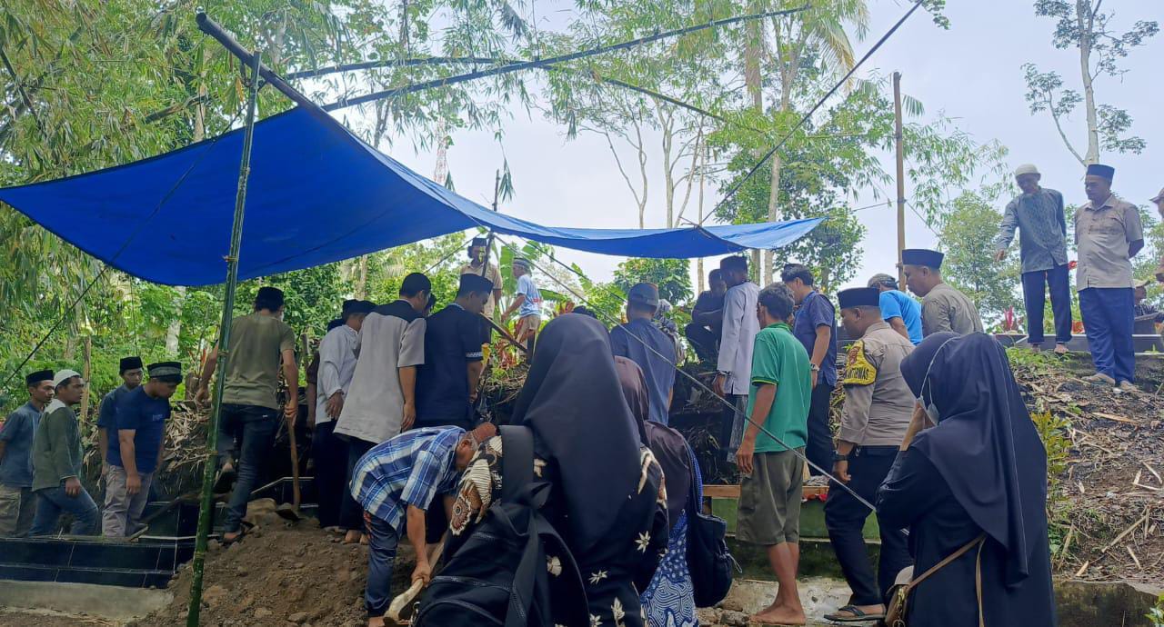 Polsek Sumberejo Tanggamus Kawal Pemakaman Novia Nurwana, Korban Kebakaran Terra Drone Jakarta