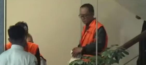 Pakai Rompi Oranye, Bupati Lampung Tengah Ardito Wijaya Resmi Tersangka