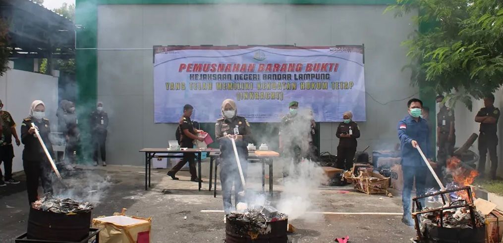 Kejari Bandar Lampung Musnahkan Beragam Barang Bukti, dari Narkotika hingga Kosmetik Ilegal