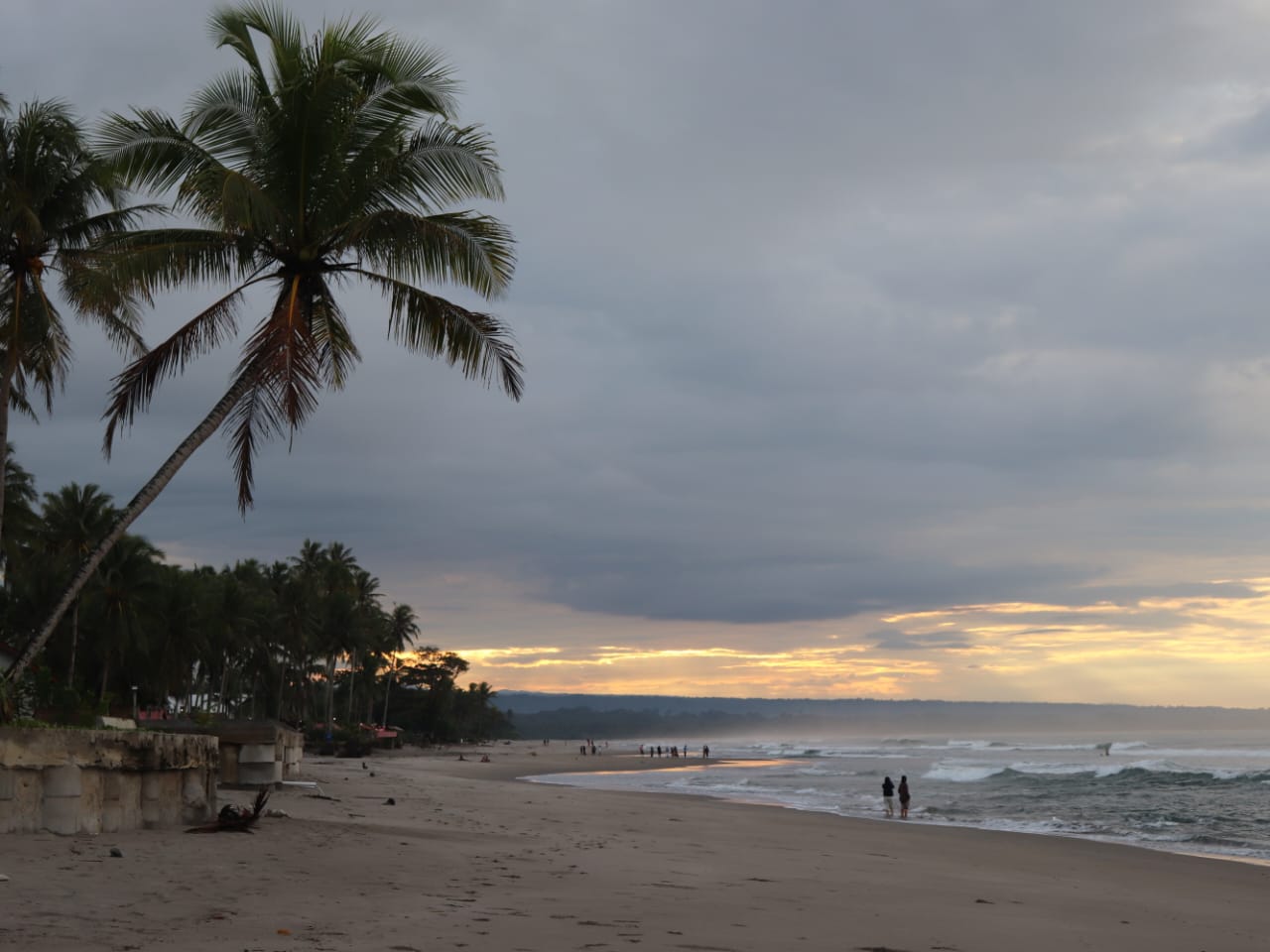 Destinasi Wisata Pantai Mandiri Pesisir Barat, Menyaksikan Sunrise dan Sunset dalam Satu Lokasi