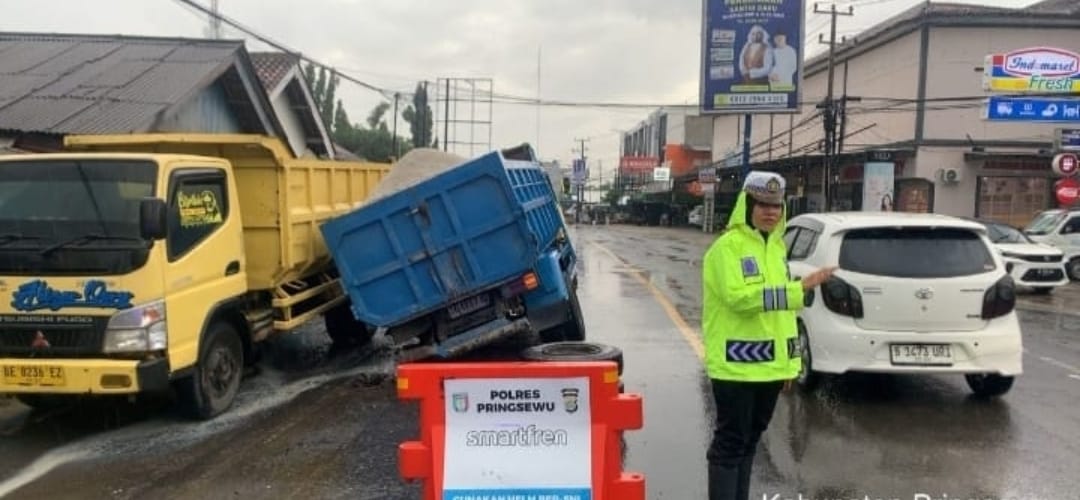 Dump Truk Patah As Roda di Simpang Tugu Tani Pringsewu, Lalu Lintas Sore Sempat Lumpuh