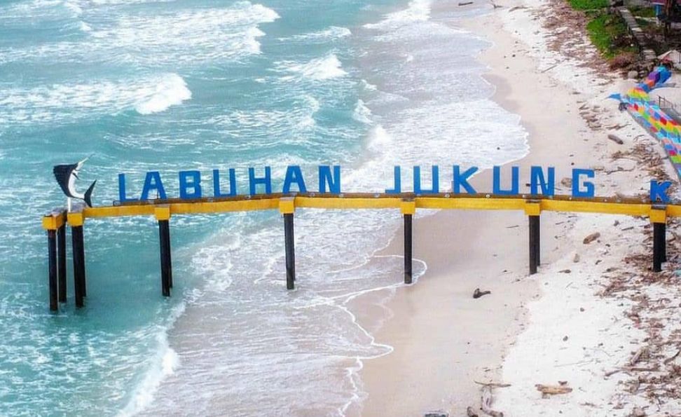 Destinasi Favorit Wisatawan, Pantai Labuhan Jukung Berikan Keindahan Alam yang Memukau