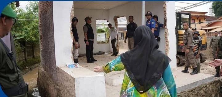 Satgas Mitigasi Bencana Bongkar Bangunan Liar di Aset Pemkot Bandar Lampung