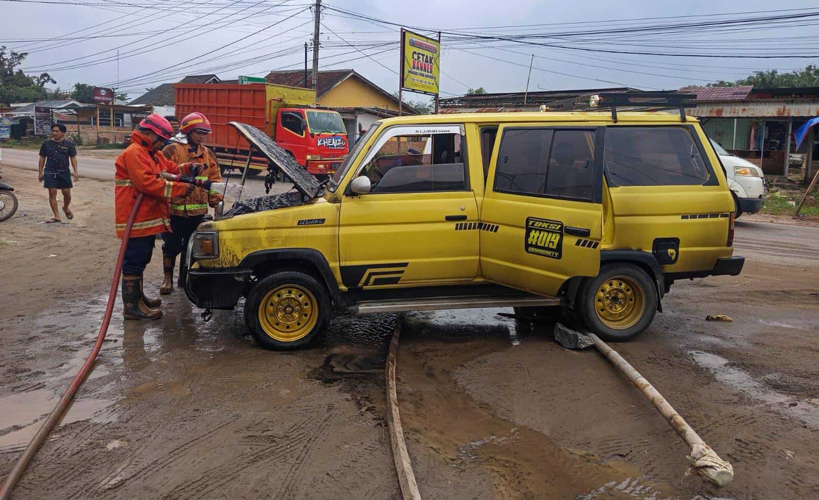 Tiba-tiba Muncul Asap, Mobil Kijang Terbakar di Jalan Raya Brabasan Mesuji