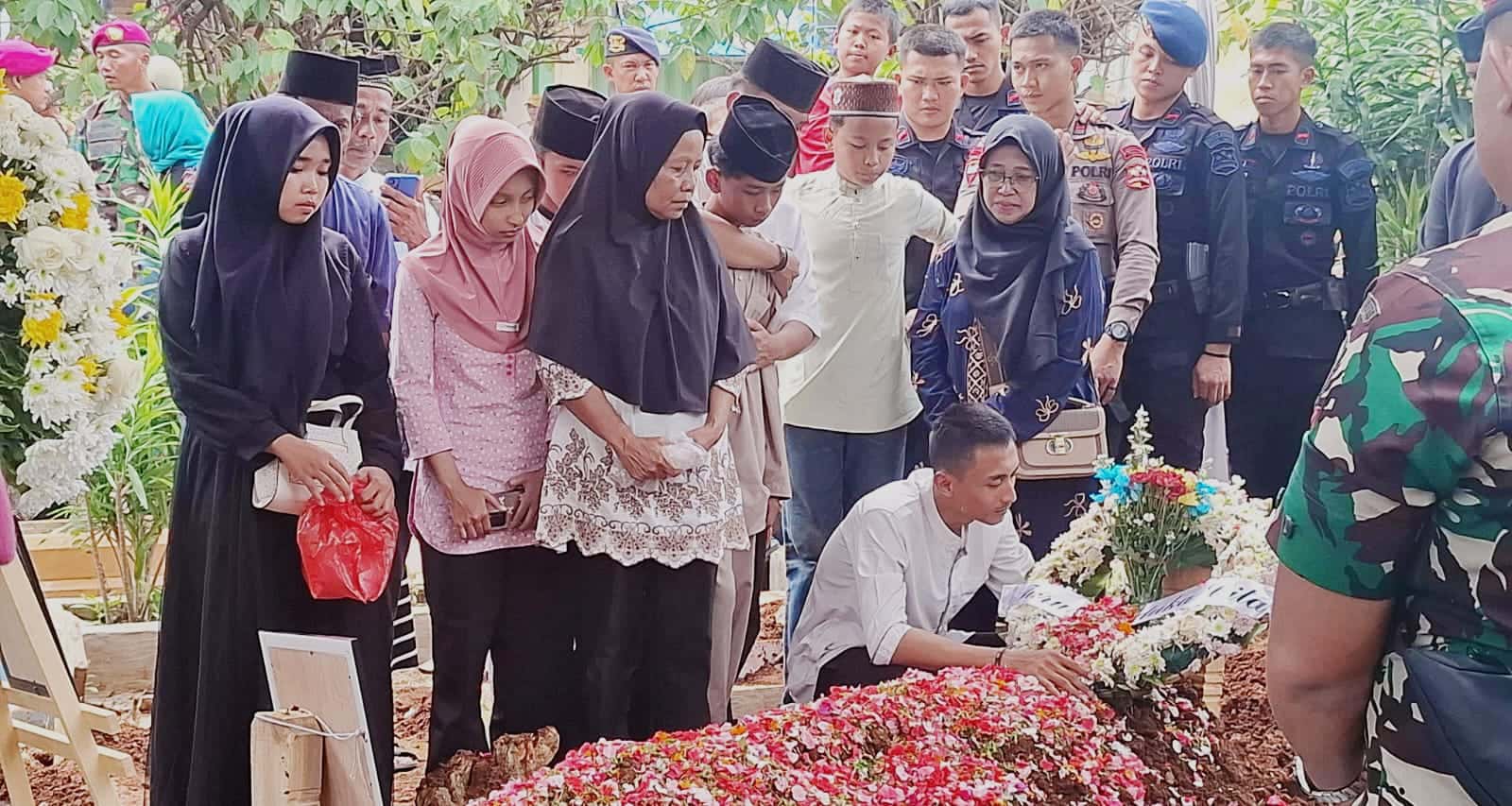 Tembakan Salvo Iringi Kepergian Pratu Febry Bramatio Dimakamkan Secara Militer di TPU Gang Jeruk