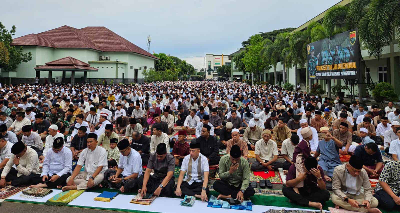Ribuan Warga Padati Kodam Raden Inten, Pangdam Sambut Hangat Salat Id hingga Halal Bihalal