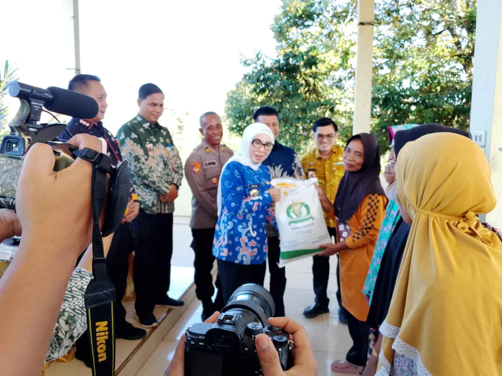 Bupati Way Kanan Launching Pembagian Beras CPP Periode Februari Maret