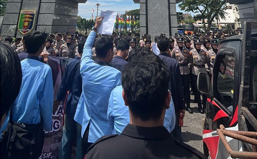 Tuntut Tuntas Kasus Penyiraman Air Keras Andrie Yunus, Mahasiswa Gelar Aksi Di DPRD Lampung
