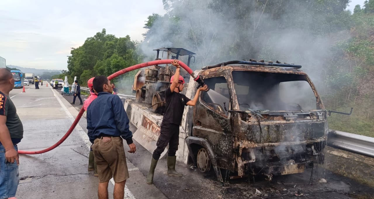 Mobil Towing Terbakar di Tol Lampung, Kerugian Capai Ratusan Juta