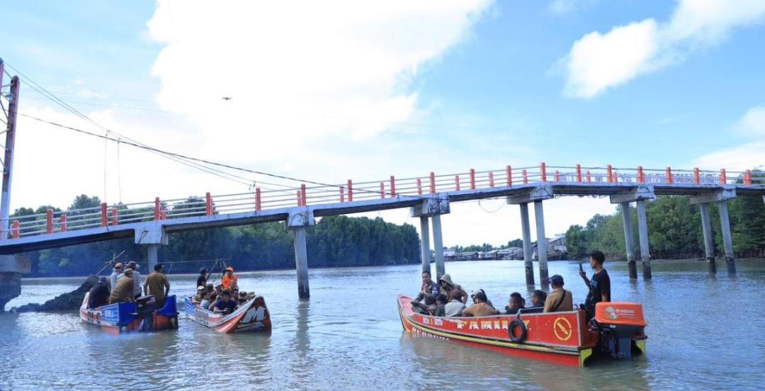 Wabup Tulang Bawang Hankam Hasan tinjau jembatan Merah Putih yang mulai mengalami kerusakan.